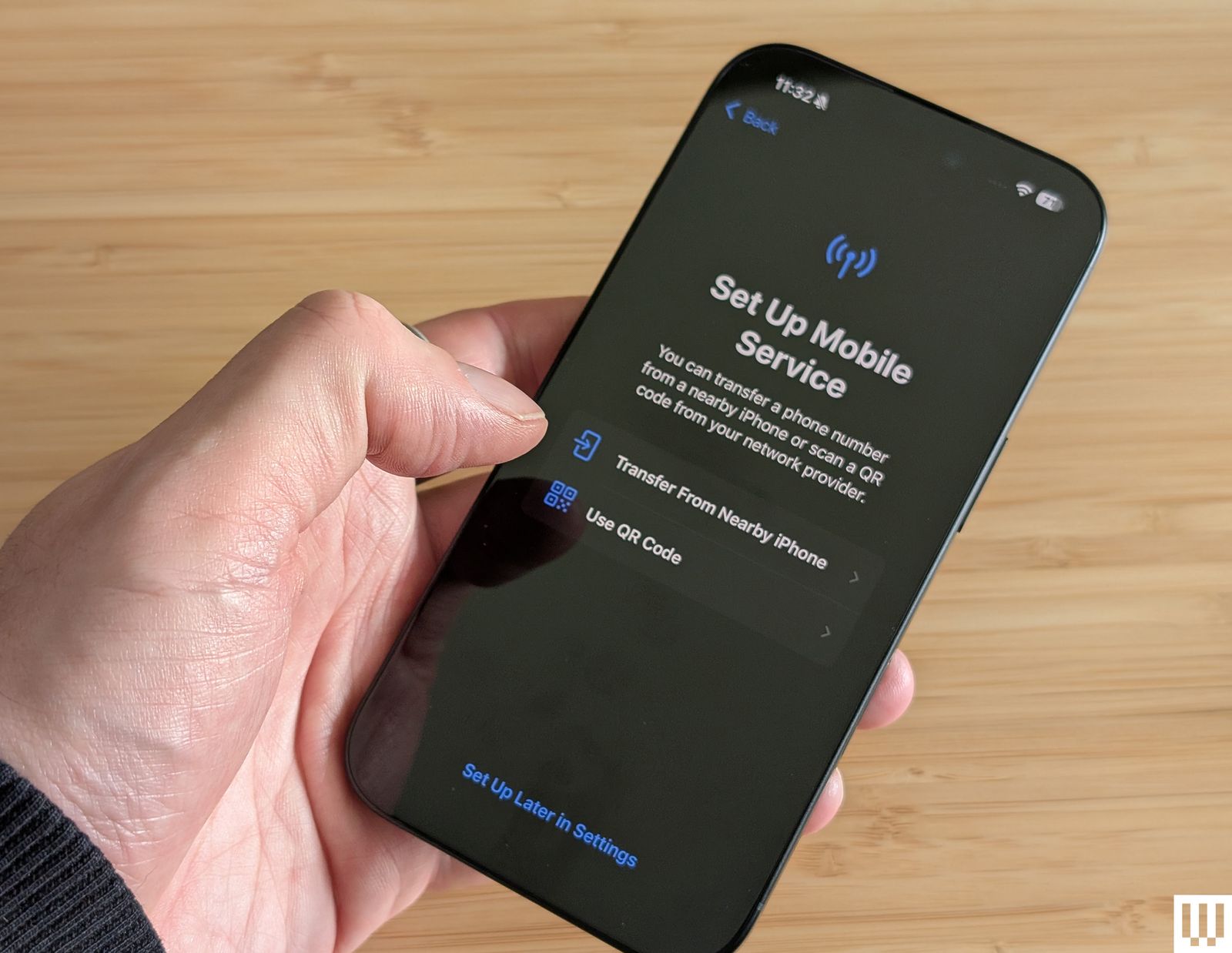دست شخصی که دارای تلفن همراه با صفحه خواندن است ، سرویس تلفن همراه و انگشت شست آنها را در نزدیکی گزینه ... تنظیم می کند.