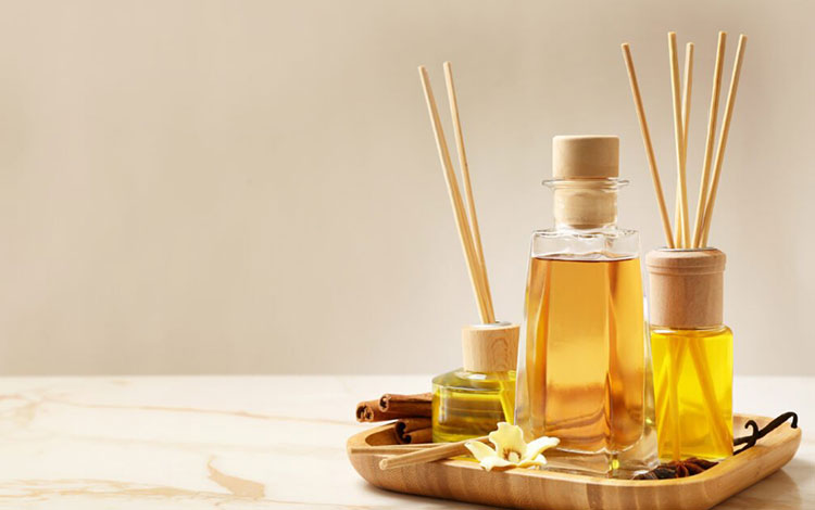 آیا می‌توان روغن‌های ضروری را جایگزین اسانس حرارتی ویپ کرد؟نیکوتین به تنهایی طعم تلخ و گسی دارد و تجربه رضایت بخشی را هنگام مصرف در اختیار شما قرار نمی‌دهد. از این جهت افرادی که قصد ویپینگ دارند، به جای استفاده از نیکوتین به تنهایی، از طعم دهنده‌ها و اسانس‌هایی استفاده می‌کنند که طعم نیکوتین را خنثی کردن و باعث ایجاد بو و عطر رضایت بخش می‌شوند. در این میان هستند افرادی که برای کاهش هزینه و یا عوارض احتمالی اسانس‌های حرارتی، علاقه مند به استفاده از روغن‌های ضروری برای طعم دار کردن ویپ هستند؛ اما این کار اصلا صحیح نبوده و خطرات جدی سلامتی را نیز به همراه خواهد داشت.آروماتراپی و ایده استفاده از روغن‌های ضروری در ویپینگایده استفاده از روغن‌های ضروری در ویپینگ از تاثیر رایحه درمانی ایجاد شد. بسیاری از افراد از اینکه بعضی از عطر و بوهای مواد غذایی و گیاهان باعث ایجاد آرامش و درمان بیماری‌های مختلف می‌شوند، اطلاعات کسب کرده‌اند و استفاده از دستگاه ویپ را به عنوان بهترین گزینه برای رایحه درمانی در نظر می‌گیرند. آروماتراپی یک رویکرد جامع برای رفاه است که از قدرت روغن‌های ضروری گیاهی برای تحریک حواس و افزایش آرامش استفاده می‌کند.استنشاق این ترکیبات معطر از طریق دستگاه‌های ویپینگ یک عمل نسبتا جدید است و اطلاعات کمی در مورد ایمنی آن وجود دارد، اگرچه به طور بالقوه مضر است. در دماهای بالا، روغن‌های ضروری می‌توانند به ترکیبات مضر تجزیه شوند که می‌توانند هنگام استنشاق عوارض جانبی شدیدی ایجاد کنند. به طور کلی، استنشاق هر ماده‌ای به داخل ریه‌ها برای سلامتی و عملکرد آنها خوب نیست. افراد ممکن است در معرض عفونت‌های ریوی، آسم، برونشیت مزمن و سایر مشکلات جدی قرار گیرند.آیا می‌توان روغن‌های ضروری را جایگزین اسانس حرارتی در دستگاه ویپ کرد؟حرارت لازمه تولید بخار و ابر از نیکوتین مایع است. زمانی که ویپ می‌کنید، بخش زیادی از این حرارت به اسانس اضافه شده به کارتریج ویپ منتقل می‌شود. روغن‌های ضروری تحمل این درجه حرارت را ندارند و به راحتی به مواد شیمیایی مضر تجزیه می‌شوند. روغن‌های ضروری، جایگزین خوبی برای اسانس‌های حرارتی نیستند؛ چرا که اسانس‌های حرارتی به صورت اختصاصی برای ویپ و حرارت بالا طراحی شده‌اند و در درجه حرارت‌های بالا تجزیه نخواهند شد.با این وجود مهم است که اسانس ویپ را نیز از مراکز معتبر بخرید تا از نظر کیفیت و درجه تحمل حرارت آن‌ها، خیالتان آسوده باشد. فروشگاه اینترنتی دیپون، بزرگ‌ترین مرکز فروش نیکوتین مایع، اسانس حرارتی، سالت نیکوتین و سایر مشتقات نیکوتین است که می‌توانید از محصولات این فروشگاه برای ویپ ایمن استفاده کنید.مضرات استفاده از روغن‌های ضروری به جای اسانس حرارتی در ویپاسانس حرارتی یک ماده اختصاصی برای ویپینگ است که قادر به تحمل دمای بالا بوده و در دماهای بالا تجزیه نمی‌شود. اما روغن‌های ضروری دارای ترکیبات معطری هستند که هنگام ویپینگ تبخیر می‌شوند و به ریه وارد می‌گردند. اگرچه تبخیر شدن این روغن‌ها عطر و بوی خوبی را ایجاد می‌کند، شباهت‌هایی با آروماتراپی سنتی دارد، اما ویپینگ آن با روش‌های مرسوم که در آن روغن‌ها معمولا در هوا پخش می‌شوند یا به صورت موضعی استفاده می‌شوند، متفاوت است.یکی از تفاوت‌های عمده این است که دستگاه‌های ویپینگ مجهز به یک عنصر گرمایشی هستند که اغلب با باتری کار می‌کنند و روغن را برای استنشاق تبخیر می‌کنند. اگرچه روغن‌های ضروری ترکیبات مشتق‌شده طبیعی هستند، اما ماهیت غلیظ آنها می‌تواند خطرات بالقوه‌ای را هنگام استنشاق مستقیم به ریه‌ها ایجاد کند. بافت‌های ظریف ریه ممکن است به اجزای روغن‌ها واکنش منفی نشان دهند و منجر به موارد زیر شوند: تحریک التهاب مشکلات تنفسی طولانی‌مدت احتمالی سرفه خس خس سینه اختلال در عملکرد سلول‌های ایمنی التهاب اپیتلیال تغییر در تولید مخاط استفاده از روغن‌های ضروری در ویپ مزایایی دارد؟رایحه درمانی دارای مزایای شناخته شده‌ای است و تحقیقات مختلفی نیز پیرامون آن انجام شده‌اند. با این وجود هیچ مدرکی مبنی بر اینکه ویپینگ روغن‌های ضروری مفید هستند و اثر رایحه درمانی دارند یا خیر وجود ندارد. علاوه بر این، بسیاری از گیاهانی که عصاره گیری شده‌اند، قادر به تحمل حرارت‌های بالا نیستند و به راحتی در معرض حرارت تجزیه می‌شوند. بنابراین، توصیه می‌شود که استفاده از روغن‌های ضروری در ویپ خودداری کنید.میزان استفاده از اسانس حرارتی در ویپ به صورت ایمناگرچه استفاده از اسانس حرارتی به دلیل تحمل حرارت بالا، ایمنی ویپینگ را افزایش می‌دهد؛ اما استفاده بیش از اندازه از آن نیز مضر بوده و ممکن است باعث سرگیجه، سردرد، گلودرد و مشکلات زمینه‌ای شود. بنابراین، باید به دستورالعمل تولید کننده برای اضافه کردن اسانس‌های حرارتی به جویس ویپ توجه داشته باشید و به اندازه از آن استفاده کنید. به طور کلی، میزان مشخصی برای استفاده از این اسانس‌ها در نظر گرفته نشده است، اما شما می‌توانید در مجموع به اندازه حداکثر 15 درصد از آن استفاده کنید.دستورالعمل استفاده از اسانس‌های حرارتی در جویس ویپبه منظور اطمینان از مصرف اسانس حرارتی به اندازه مطلوب و دستیابی به طعم عالی، توصیه می‌شود که به نکات زیر توجه کنید. در نظر گرفتن طعم اسانس: طعم اسانس‌ها را قبل از اضافه کردن به جویس در نظر بگیرید. بعضی از طعم‌ها شیرین و غلیظ هستند (مانند کارامل) و اضافه کردن بیش از اندازه آن‌ها می‌تواند باعث درد گلو شود. اضافه کردن مرحله به مرحله: مرحله به مرحله و با درصدهای پایین اسانس‌های حرارتی را اضافه کنید. این کار به شما این امکان را می‌دهد تا درصد مطلوب طعم دهنده را انتخاب کنید و از اضافه کردن بیش از اندازه اسانس و ایجاد طعم بد و گلوزدگی جلوگیری کنید. استراحت دادن به اسانس: بعد از اضافه کردن اسانس حرارتی به جویس ویپ، به آن استراحت بدهید. این استراحت باعث ترکیب شدن بهینه طعم‌ها با یکدیگر شده و لذت مصرف اسانس را چندین برابر افزایش می‌دهد. نتیجه گیریمصرف اسانس حرارتی در کنار نیکوتین دستگاه ویپ، می‌تواند یک تجربه عالی را برای شما هنگام ویپینگ رقم بزند. این اسانس‌ها به صورت اختصاصی برای دستگاه‌های ویپ تولید شده‌اند و قابلیت تحمل حرارت بالای تولید شده توسط باطری را دارند؛ اما روغن‌های ضروری در دماهای بالا به مواد شیمیایی تجزیه می‌شوند که خطرات جدی را برای سیستم تنفسی و ریه به همراه دارند. بنابراین باید حتما از اسانس‌های حرارتی مخصوص در دستگاه‌های ویپ استفاده کرد تا از تجربه مصرف آن نهایت رضایت را داشت.